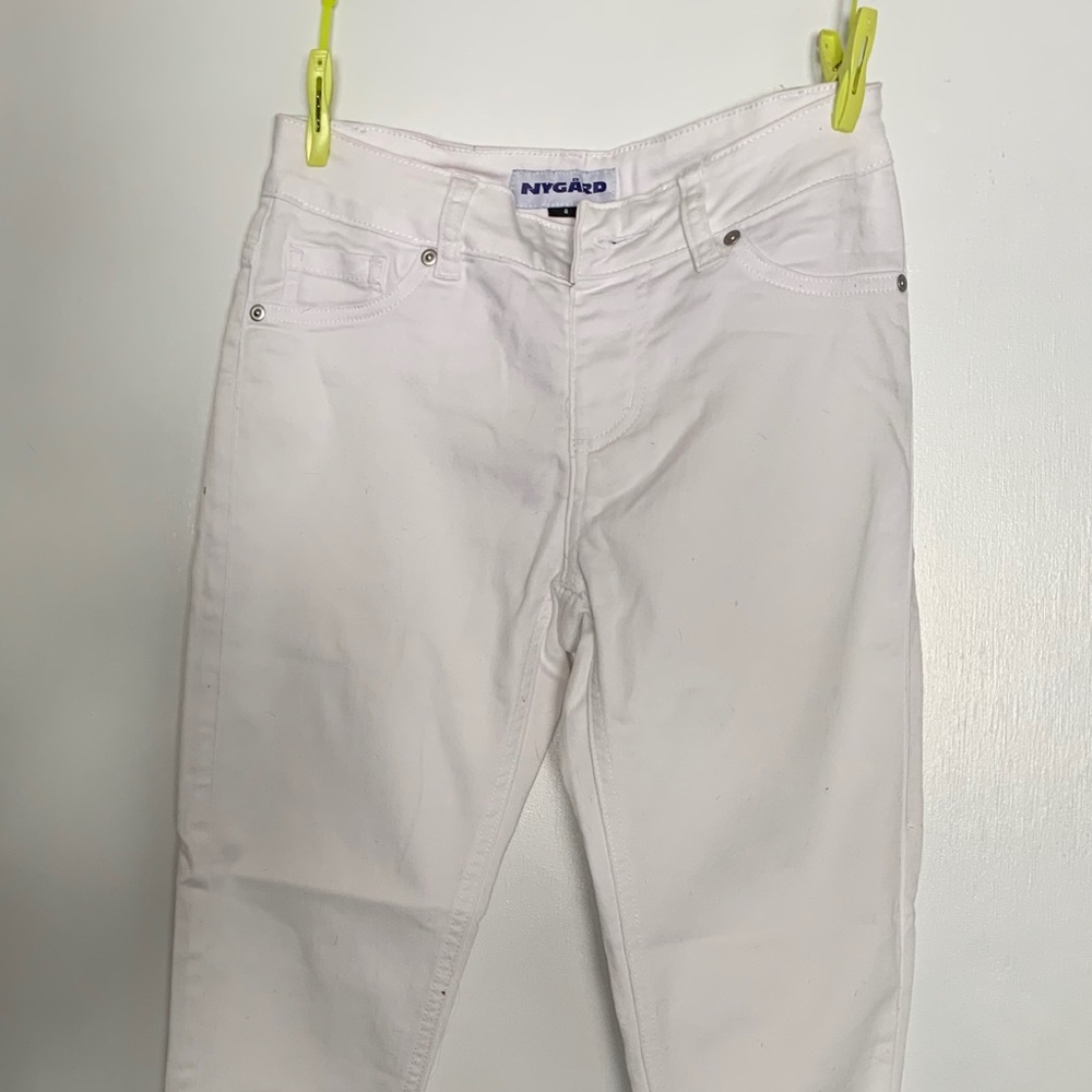 White, high waisted jeans.